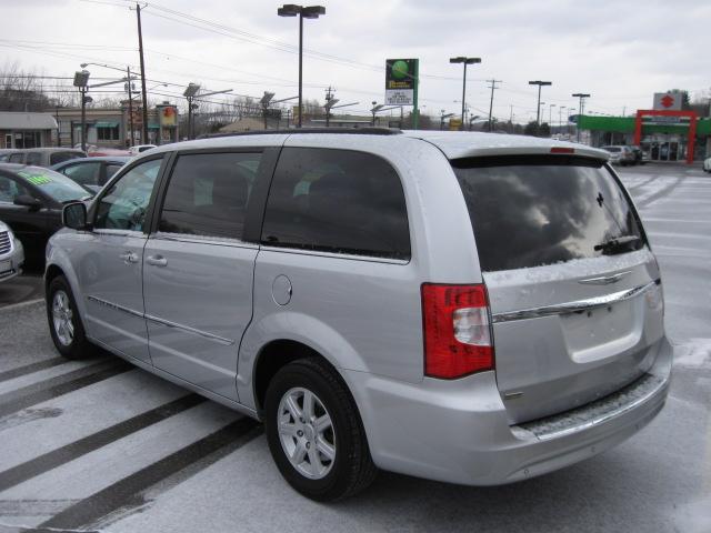 Chrysler Town and Country 2012 photo 5