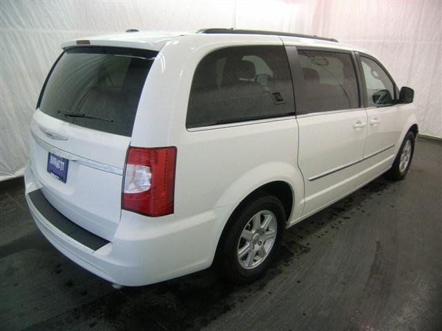 Chrysler Town and Country 2012 photo 1