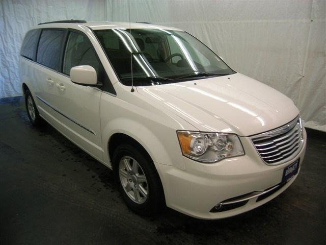 Chrysler Town and Country 2012 photo 2