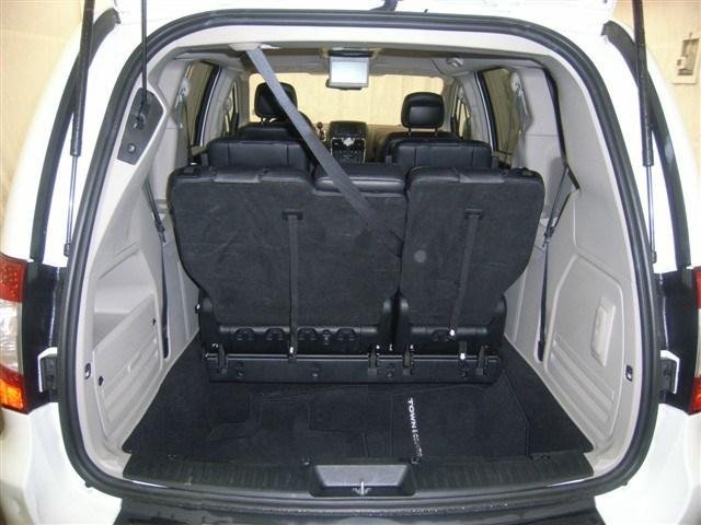 Chrysler Town and Country 2012 photo 3