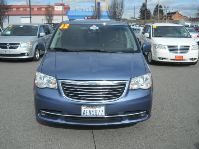 Chrysler Town and Country 2012 photo 1