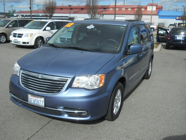 Chrysler Town and Country 2012 photo 2