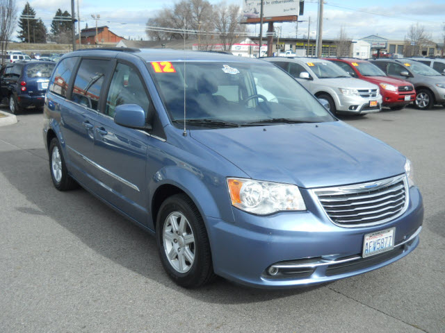 Chrysler Town and Country 2012 photo 3