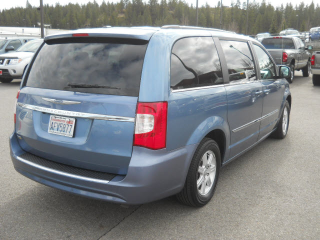 Chrysler Town and Country 2012 photo 5
