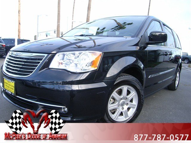 Chrysler Town and Country 2012 photo 3