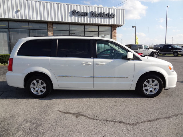 Chrysler Town and Country 2012 photo 1