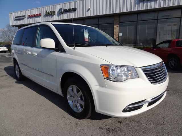 Chrysler Town and Country 2012 photo 2