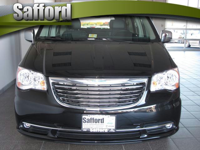 Chrysler Town and Country 2012 photo 1