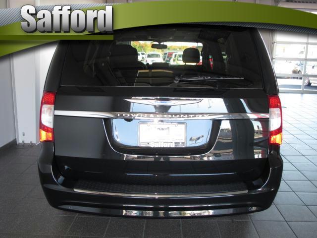 Chrysler Town and Country 2012 photo 3
