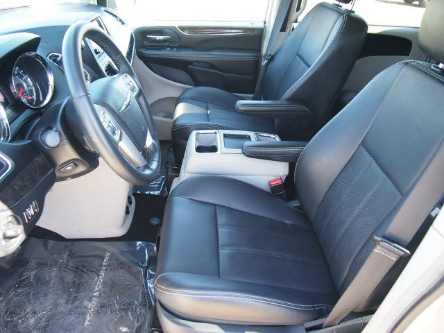 Chrysler Town and Country 2012 photo 1