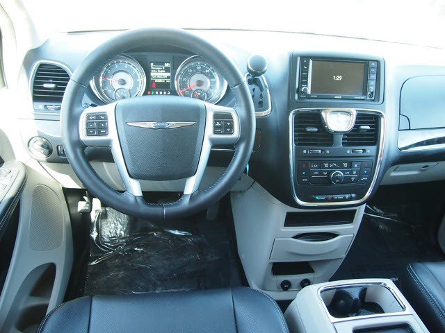 Chrysler Town and Country 2012 photo 2