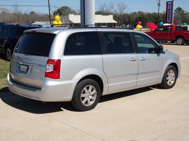 Chrysler Town and Country 2012 photo 3