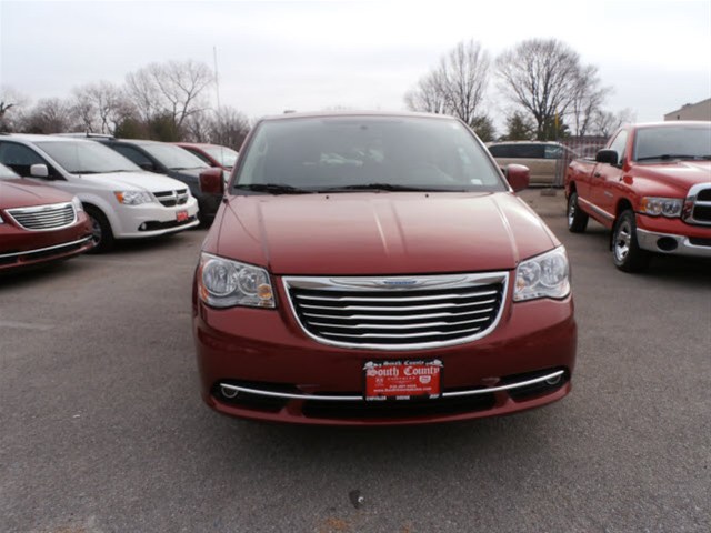 Chrysler Town and Country 2012 photo 2