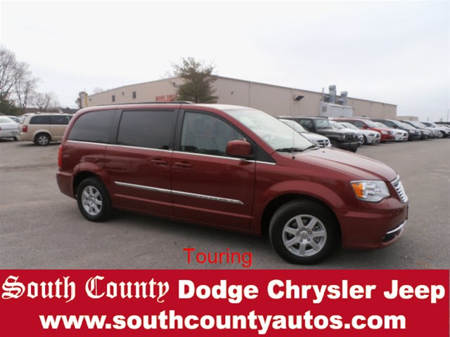 Chrysler Town and Country 2012 photo 3