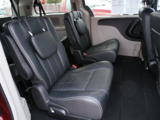 Chrysler Town and Country 2012 photo 4