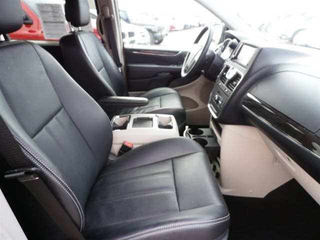 Chrysler Town and Country 2012 photo 5