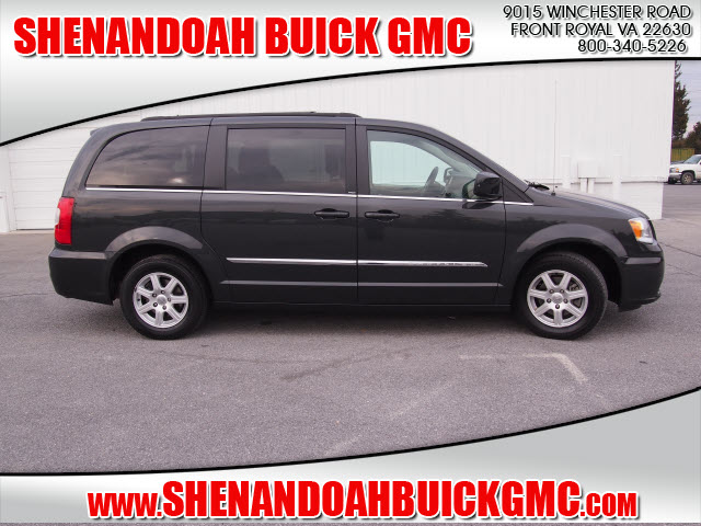 Chrysler Town and Country 2012 photo 1