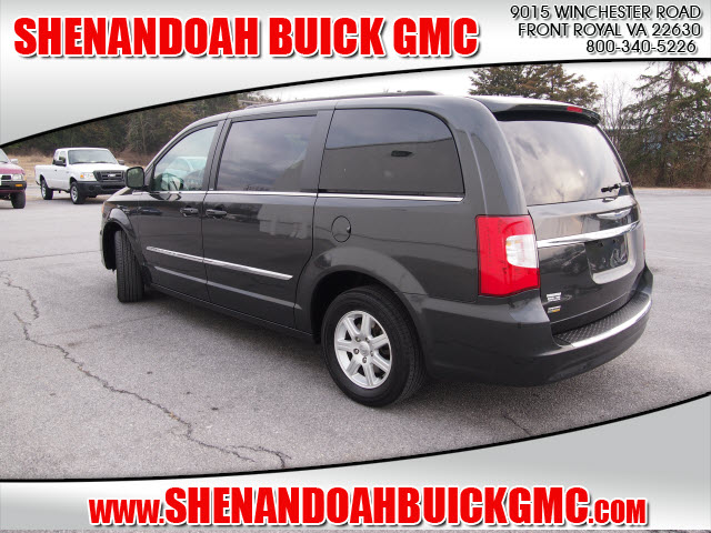 Chrysler Town and Country 2012 photo 2