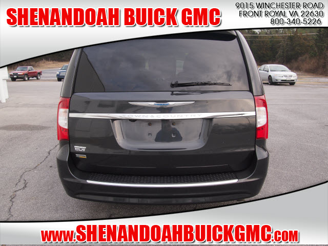 Chrysler Town and Country 2012 photo 3