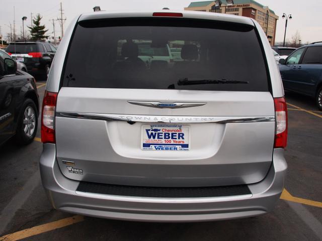 Chrysler Town and Country 2012 photo 1