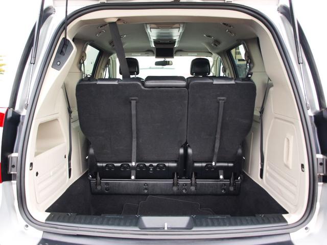 Chrysler Town and Country 2012 photo 2
