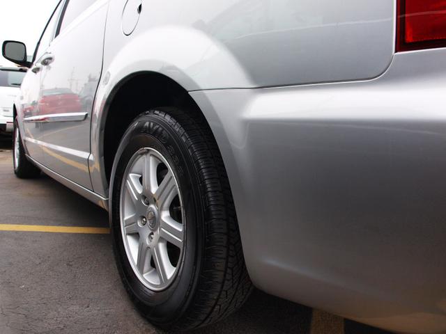 Chrysler Town and Country 2012 photo 3