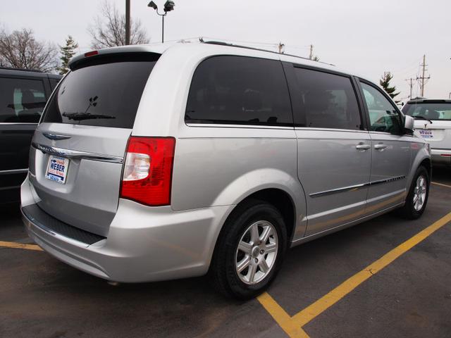 Chrysler Town and Country 2012 photo 4
