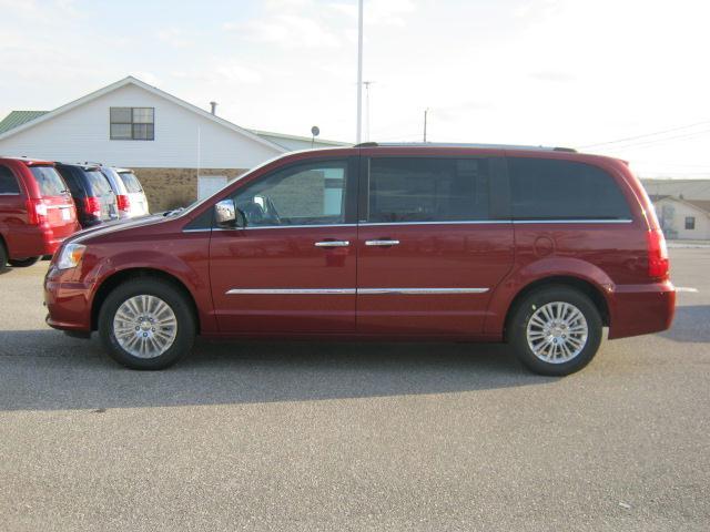 Chrysler Town and Country 2012 photo 1
