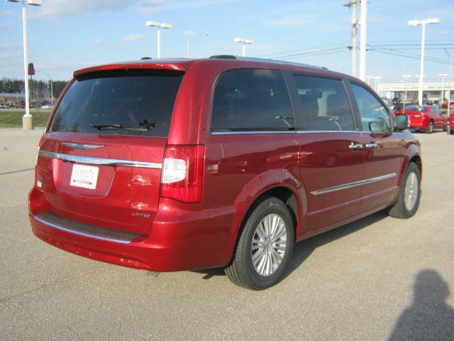 Chrysler Town and Country 2012 photo 2