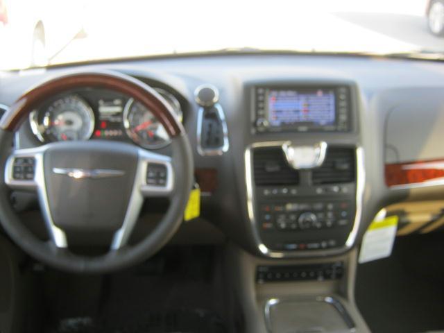 Chrysler Town and Country 2012 photo 3
