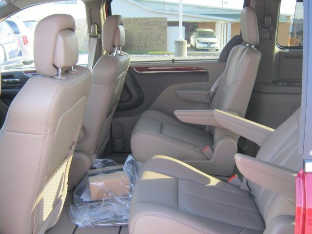 Chrysler Town and Country 2012 photo 4