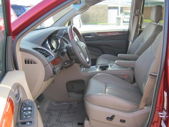 Chrysler Town and Country 2012 photo 5