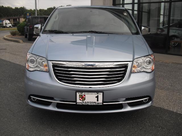 Chrysler Town and Country 2013 photo 1