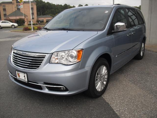 Chrysler Town and Country 2013 photo 2