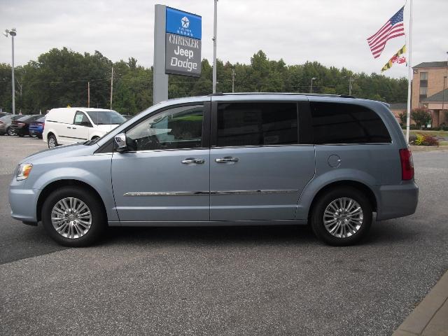 Chrysler Town and Country 2013 photo 3