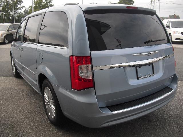 Chrysler Town and Country 2013 photo 4