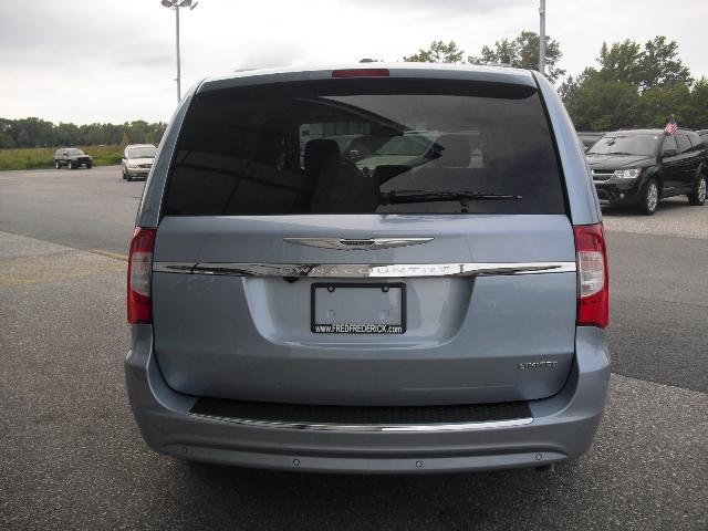 Chrysler Town and Country 2013 photo 5