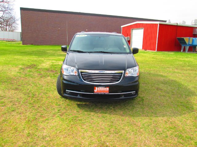 Chrysler Town and Country 2013 photo 2