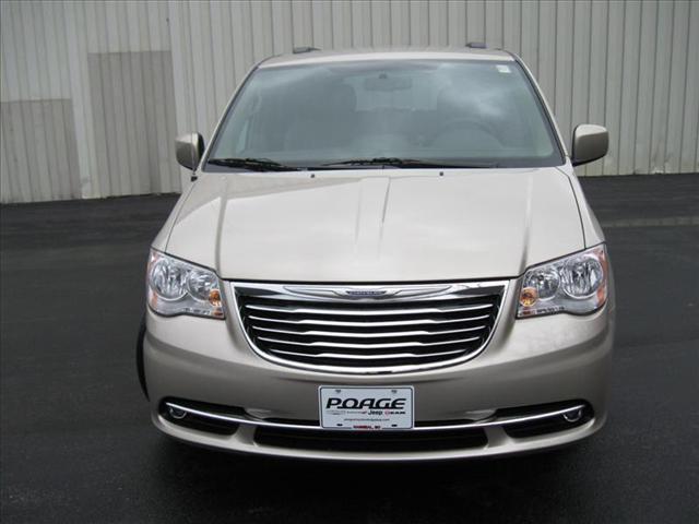 Chrysler Town and Country 2013 photo 1
