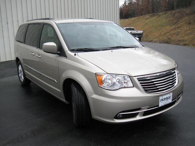 Chrysler Town and Country 2013 photo 2