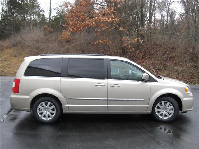 Chrysler Town and Country 2013 photo 3