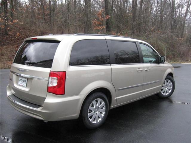 Chrysler Town and Country 2013 photo 4