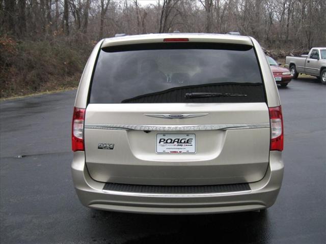 Chrysler Town and Country 2013 photo 5