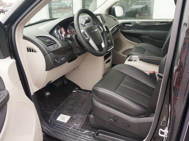 Chrysler Town and Country 2013 photo 2