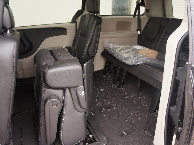 Chrysler Town and Country 2013 photo 3