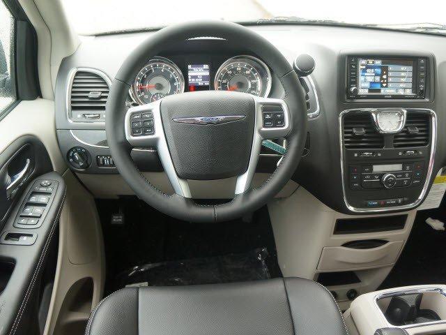 Chrysler Town and Country 2013 photo 4