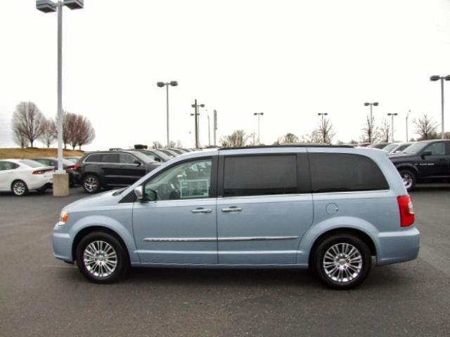 Chrysler Town and Country 2013 photo 1
