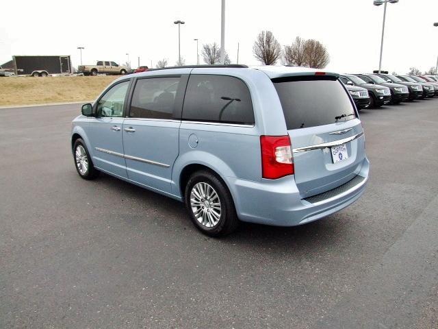 Chrysler Town and Country 2013 photo 2