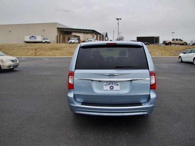 Chrysler Town and Country 2013 photo 3