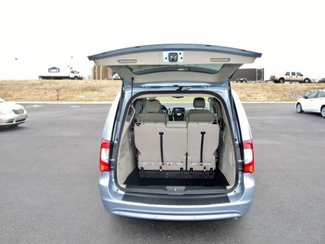 Chrysler Town and Country 2013 photo 4